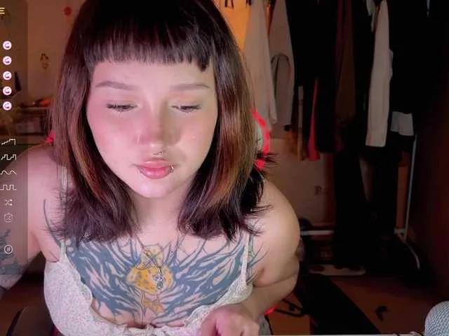 littlewetgirl on BongaCams 