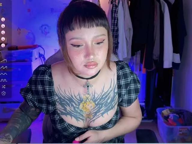 littlewetgirl on BongaCams 