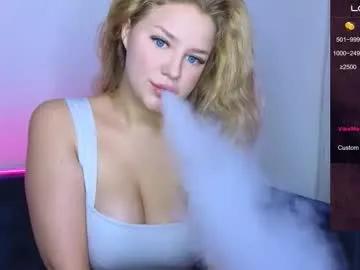 b_e_l_l_a__t_r_i_x on Chaturbate 