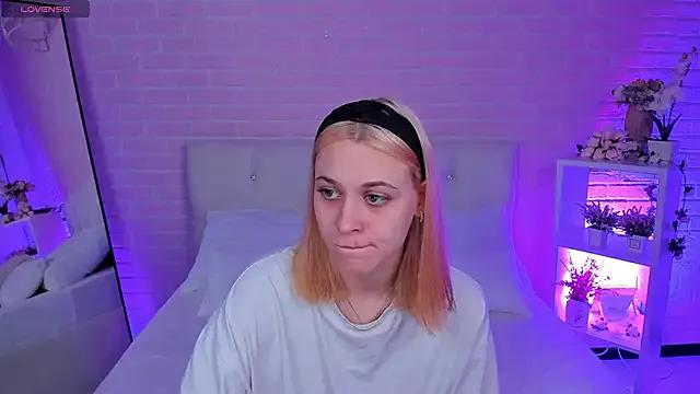 Amanda_Fit_and_Sweet — suck finger