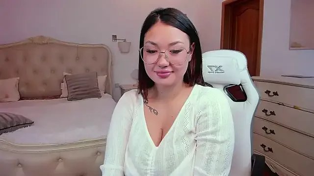 DaniellaMell on StripChat