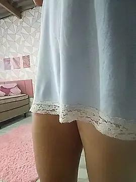 jessy905 — Se masturbando com dildo usando plug 