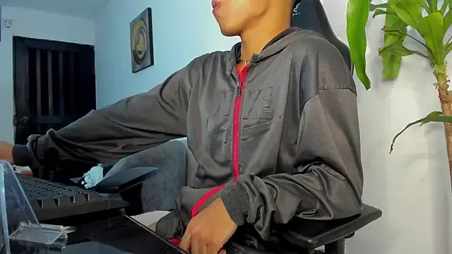 LoganTwink18 on StripChat