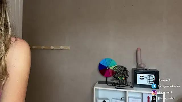 lucie_mehott — JE TE MONTRE MES SEINS