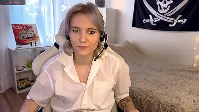 PearlineCallison — Lift up my skirt and show my ass >_<