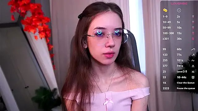 tinyanie on StripChat